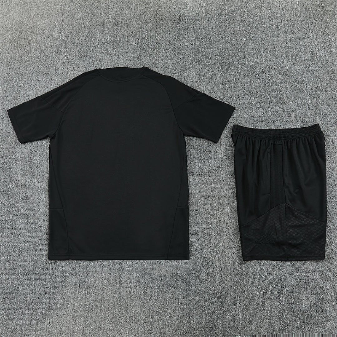Liverpool Trainingsset 26/27 Trikot und Shorts