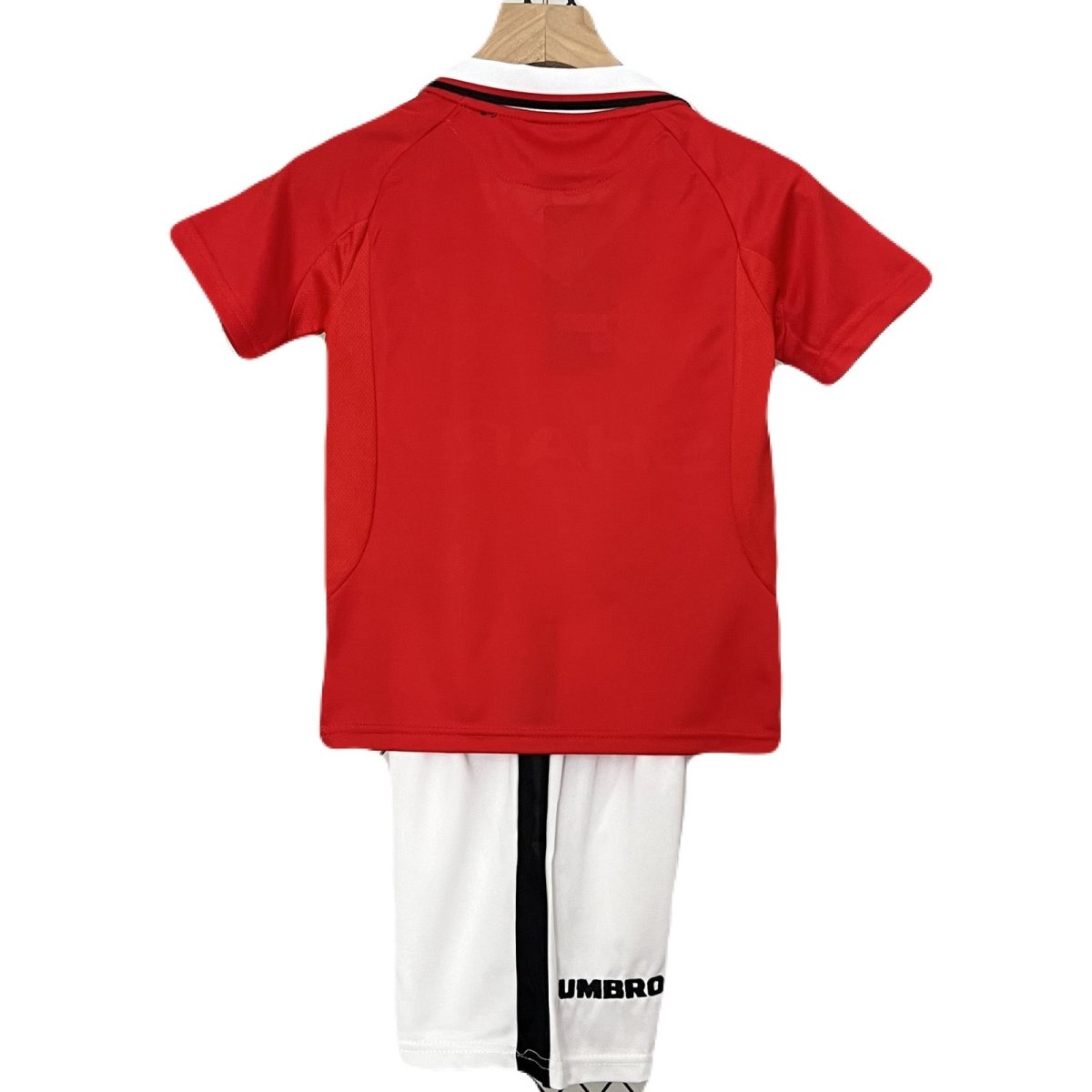 Manchester United Kinder-Set Heimtrikot 99/00 Rot und Weiß (Retro)