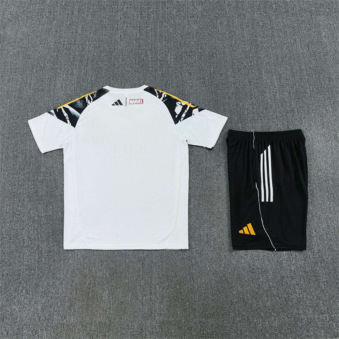Real Madrid x Marvel Trainingsset 25/26 Trikot und Shorts